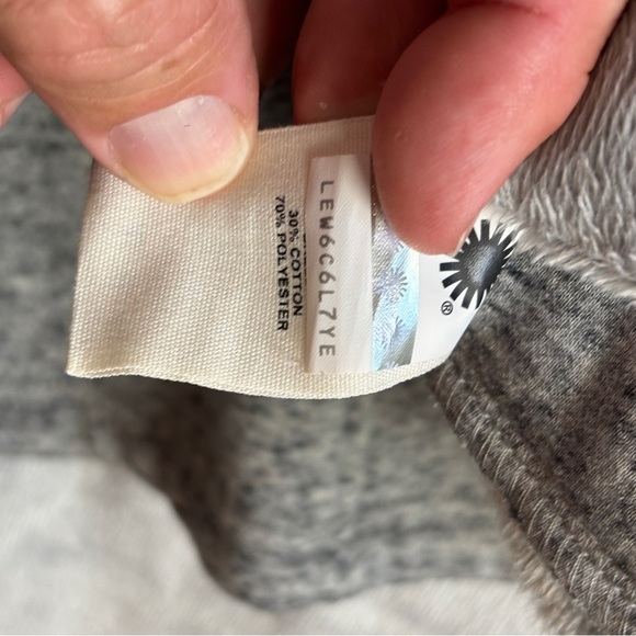 UGG Gray Women's Cozy Poncho in M/L —in gorgeous condition! - Picture 8 of 11